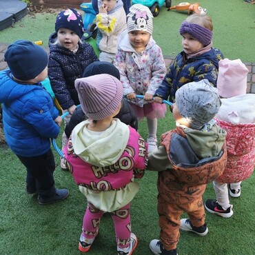 Mali Artyści - Żłobek Warszawa Bemowo Jelonki - zabawa w ogrodzie